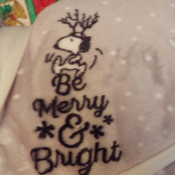 Peanuts Festive Blanket - Cream and Black - Picture 7 of 7